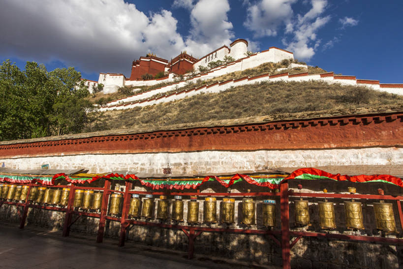 无人,宫殿,横图,室外,白天,仰视,旅游,度假,名胜古迹,标志建筑,地标,建筑,布达拉宫,中国,亚洲,遗迹,墙,建筑群,围墙,宏伟,古迹,历史,文化,文物,娱乐,建设,传统,古建筑,拉萨,西藏,少数民族,民族,享受,休闲,旅游胜地,放松,摄影,宗教,建造,佛教,宁静,中国文化,修道院,古文明,东亚,西藏自治区,喇嘛教,灵性,彩图,低角度拍摄,旅行,礼拜堂,祈祷轮,传统文化,中国少数民族,bj175