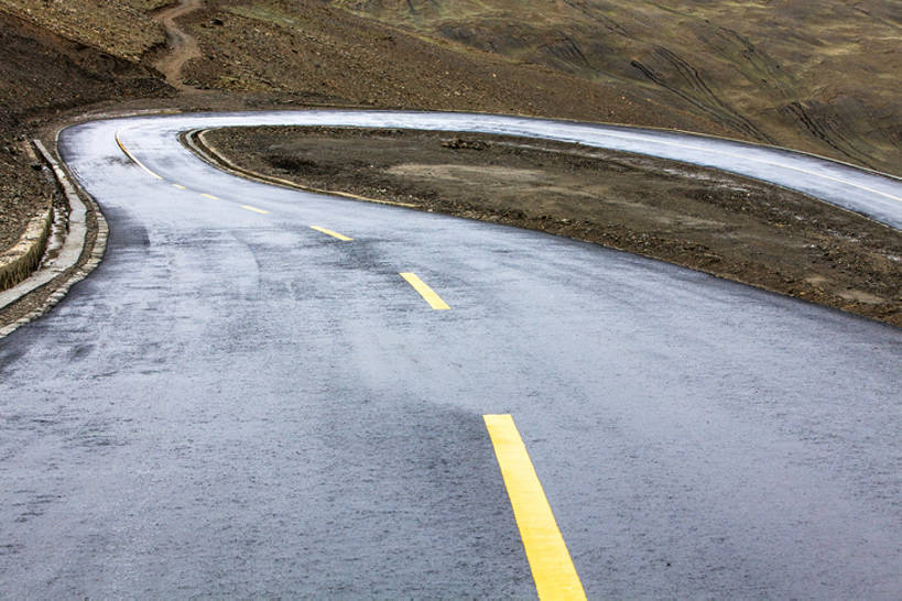 无人,横图,室外,白天,留白,背景,旅游,度假,美景,山,山脉,道路,高速公路,路,公路,中国,亚洲,曲折,弯曲,地形,景观,路边,山路,分界线,盘山路,交通,方向,娱乐,西藏,风景,自然,享受,休闲,景色,放松,运输,摄影,蜿蜒,双黄线,宁静,迅速,山脊,大道,贫瘠,自然风光,东亚,西藏自治区,地貌,坎坷,崎岖,罕见,荒僻,偏僻,偏远,遥远,自然地理,冷僻,马路,彩图,汽车广告背景图,bj175