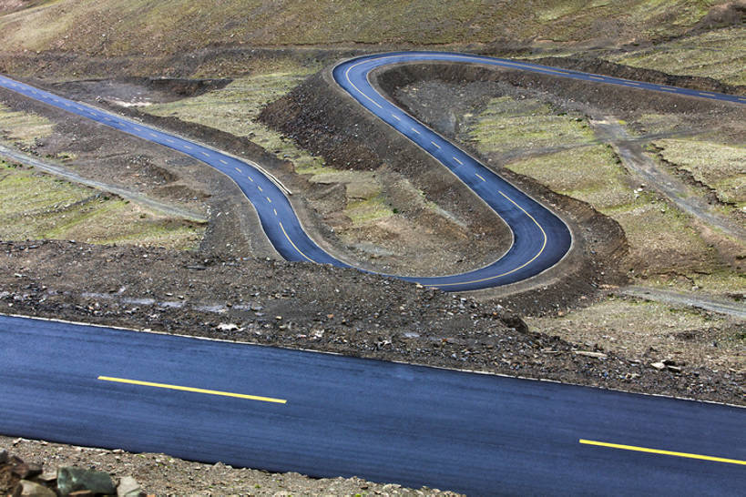 无人,横图,室外,白天,背景,旅游,度假,美景,山,山脉,道路,高速公路,路,公路,中国,亚洲,曲折,弯曲,地形,景观,路边,山路,分界线,盘山路,交通,方向,娱乐,西藏,风景,自然,享受,休闲,景色,放松,运输,摄影,蜿蜒,双黄线,宁静,迅速,山脊,大道,贫瘠,自然风光,东亚,西藏自治区,地貌,坎坷,崎岖,罕见,荒僻,偏僻,偏远,遥远,自然地理,冷僻,马路,彩图,汽车广告背景图,bj175