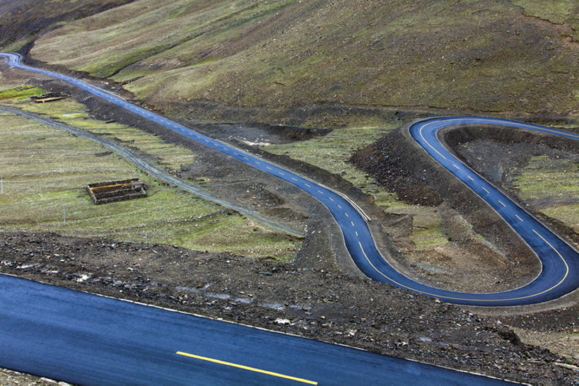 无人,横图,室外,白天,背景,旅游,度假,美景,山,山脉,道路,高速公路,路,公路,中国,亚洲,曲折,弯曲,地形,景观,路边,山路,分界线,盘山路,交通,方向,娱乐,西藏,风景,自然,享受,休闲,景色,放松,运输,摄影,蜿蜒,双黄线,宁静,迅速,山脊,大道,贫瘠,自然风光,东亚,西藏自治区,地貌,坎坷,崎岖,罕见,荒僻,偏僻,偏远,遥远,自然地理,冷僻,马路,彩图,汽车广告背景图,bj175