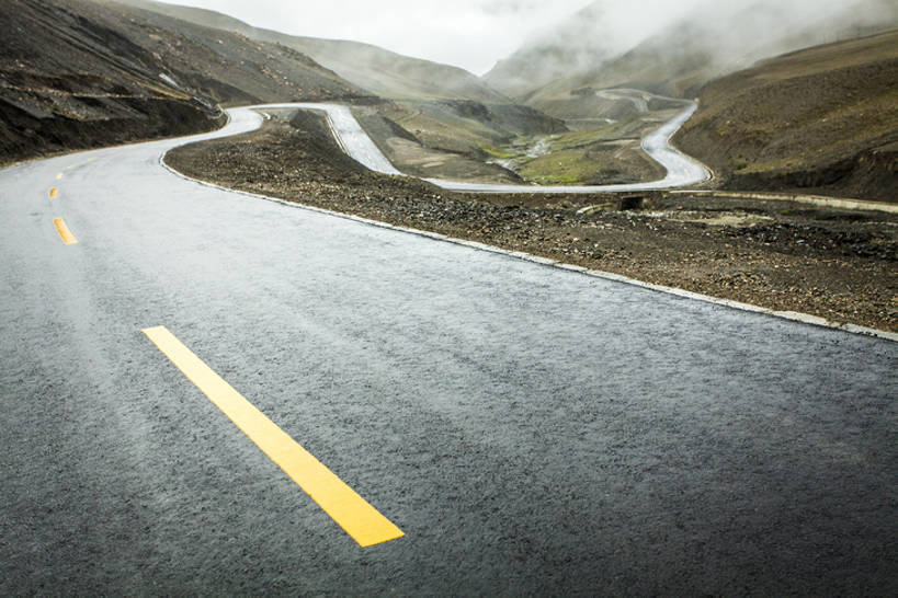 无人,横图,室外,白天,留白,背景,正面,旅游,度假,美景,山,山脉,道路,高速公路,路,公路,中国,亚洲,曲折,弯曲,地形,景观,路边,山路,分界线,盘山路,交通,方向,娱乐,西藏,风景,自然,享受,休闲,景色,放松,运输,摄影,蜿蜒,双黄线,宁静,迅速,山脊,大道,贫瘠,自然风光,东亚,西藏自治区,地貌,罕见,荒僻,偏僻,偏远,遥远,自然地理,冷僻,马路,彩图,没影点,汽车广告背景图,bj175