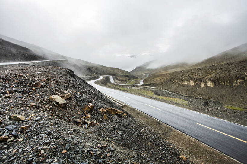 无人,横图,室外,白天,背景,旅游,度假,美景,山,山脉,道路,高速公路,路,公路,中国,亚洲,曲折,弯曲,地形,景观,路边,山路,云,分界线,盘山路,交通,方向,娱乐,西藏,风景,天空,自然,享受,休闲,景色,放松,运输,摄影,蜿蜒,双黄线,宁静,迅速,山脊,大道,贫瘠,自然风光,东亚,西藏自治区,地貌,罕见,荒僻,偏僻,偏远,遥远,自然地理,冷僻,马路,彩图,没影点,汽车广告背景图,bj175
