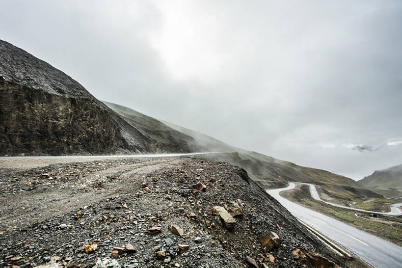 无人,横图,室外,白天,背景,旅游,度假,美景,山,山脉,道路,高速公路,路,公路,中国,亚洲,曲折,弯曲,地形,景观,路边,山路,云,分界线,盘山路,交通,方向,娱乐,西藏,风景,天空,自然,享受,休闲,景色,放松,运输,摄影,蜿蜒,双黄线,宁静,迅速,山脊,大道,贫瘠,自然风光,东亚,西藏自治区,地貌,罕见,荒僻,偏僻,偏远,遥远,自然地理,冷僻,马路,彩图,没影点,汽车广告背景图,bj175