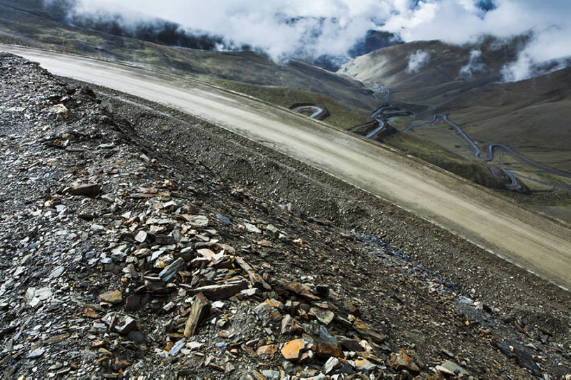 无人,横图,室外,白天,背景,旅游,度假,美景,山,山脉,道路,高速公路,路,公路,中国,亚洲,曲折,弯曲,直线,地形,景观,路边,山路,交通,碎石,倾斜,方向,娱乐,西藏,风景,自然,享受,休闲,景色,放松,运输,摄影,蜿蜒,宁静,迅速,山脊,大道,贫瘠,自然风光,东亚,西藏自治区,地貌,罕见,荒僻,偏僻,偏远,遥远,自然地理,冷僻,岩石,马路,彩图,汽车广告背景图,bj175