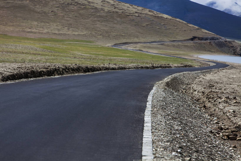 无人,横图,室外,白天,留白,背景,旅游,度假,美景,山,道路,高速公路,路,公路,中国,亚洲,曲折,弯曲,地形,景观,路边,山路,交通,碎石,方向,娱乐,西藏,风景,自然,享受,休闲,景色,放松,运输,摄影,蜿蜒,宁静,迅速,贫瘠,自然风光,东亚,西藏自治区,地貌,罕见,荒僻,偏僻,偏远,遥远,自然地理,冷僻,岩石,马路,彩图,旅行,汽车广告背景图,bj175