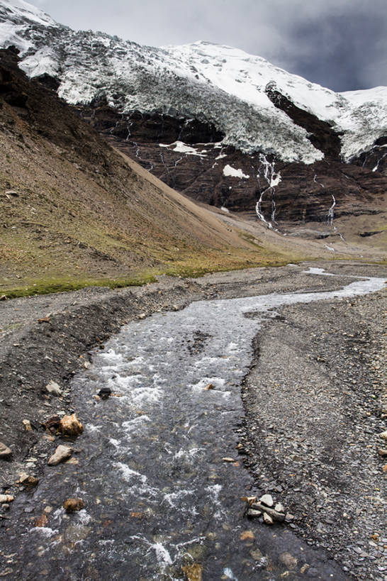无人,竖图,室外,白天,旅游,度假,石头,美景,山,山脉,水,雪,雪山,中国,亚洲,覆盖,融化,地形,结冰,景观,流水,水道,碎石,宏伟,娱乐,干净,西藏,风景,小溪,自然,享受,休闲,景色,放松,寒冷,摄影,宁静,山脊,自然风光,融水,东亚,西藏自治区,地貌,罕见,荒僻,偏僻,偏远,自然地理,冷僻,岩石,彩图,bj175
