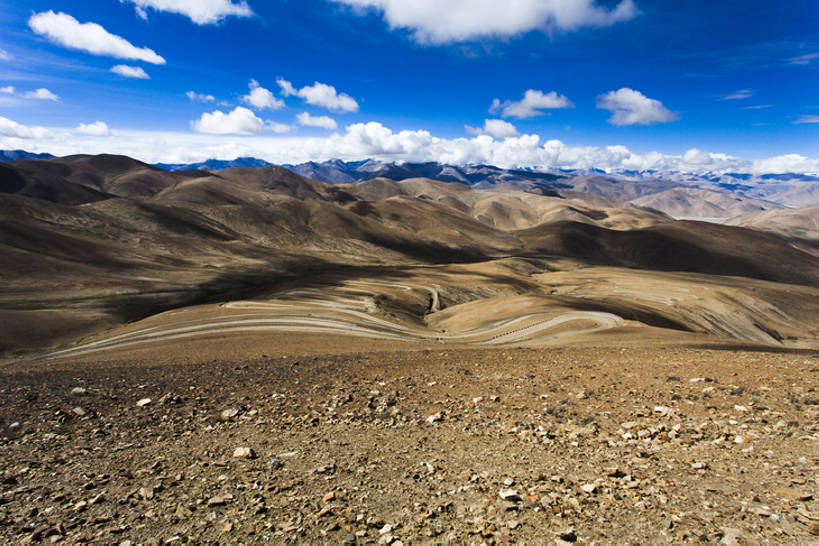 无人,栏杆,横图,室外,白天,留白,背景,旅游,度假,美景,山,山脉,道路,路,公路,中国,亚洲,曲折,弯曲,地形,景观,路边,山路,云,交通,碎石,方向,娱乐,西藏,风景,天空,自然,享受,休闲,景色,放松,运输,摄影,蜿蜒,宁静,山脊,贫瘠,自然风光,东亚,西藏自治区,地貌,罕见,荒僻,偏僻,偏远,遥远,自然地理,冷僻,岩石,马路,彩图,汽车广告背景图,bj175