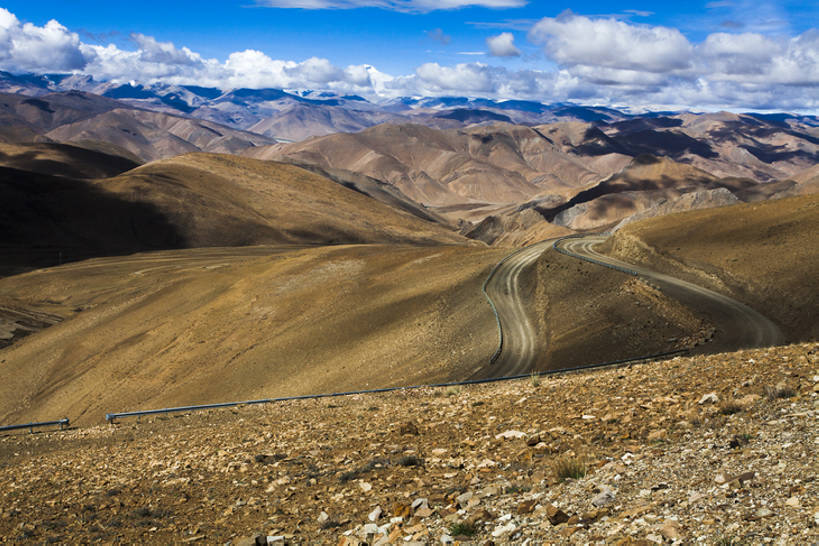 无人,栏杆,横图,室外,白天,背景,旅游,度假,美景,山,山脉,道路,路,公路,中国,亚洲,曲折,弯曲,地形,景观,路边,山路,云,交通,碎石,方向,娱乐,西藏,风景,天空,自然,享受,休闲,景色,放松,运输,摄影,蜿蜒,宁静,山脊,贫瘠,自然风光,东亚,西藏自治区,地貌,罕见,荒僻,偏僻,偏远,遥远,自然地理,冷僻,岩石,马路,彩图,汽车广告背景图,bj175