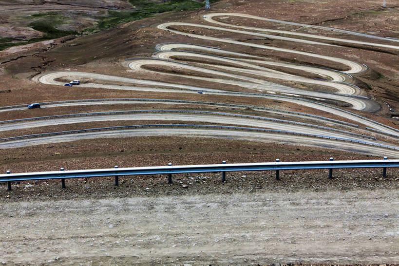 无人,栏杆,横图,室外,白天,背景,旅游,度假,美景,道路,路,公路,中国,亚洲,曲折,弯曲,粗糙,地形,景观,山路,盘山路,交通,娱乐,西藏,风景,自然,享受,休闲,景色,放松,运输,摄影,蜿蜒,宁静,毛糙,自然风光,东亚,西藏自治区,地貌,坎坷,崎岖,遥远,自然地理,马路,彩图,粗拙,汽车广告背景图,bj175