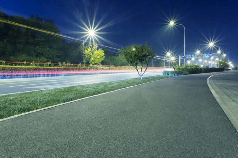 无人,横图,室外,夜晚,留白,背景,运动模糊,长时间曝光,度假,草地,美景,植物,城市风光,城市,道路,高速公路,街道,路,路灯,公路,北京,中国,亚洲,弯曲,光束,景观,路边,人行道,车道,地面,交通,首都,娱乐,干净,现代,草,树,绿色,天空,绿地,绿化带,享受,休闲,景色,放松,运输,摄影,流动,宁静,迅速,柏油路,照亮,简单,都市风光,大道,沥青,东亚,发展,繁荣,马路,彩图,没影点,旅行,当代,自行车道,汽车广告背景图,bj175