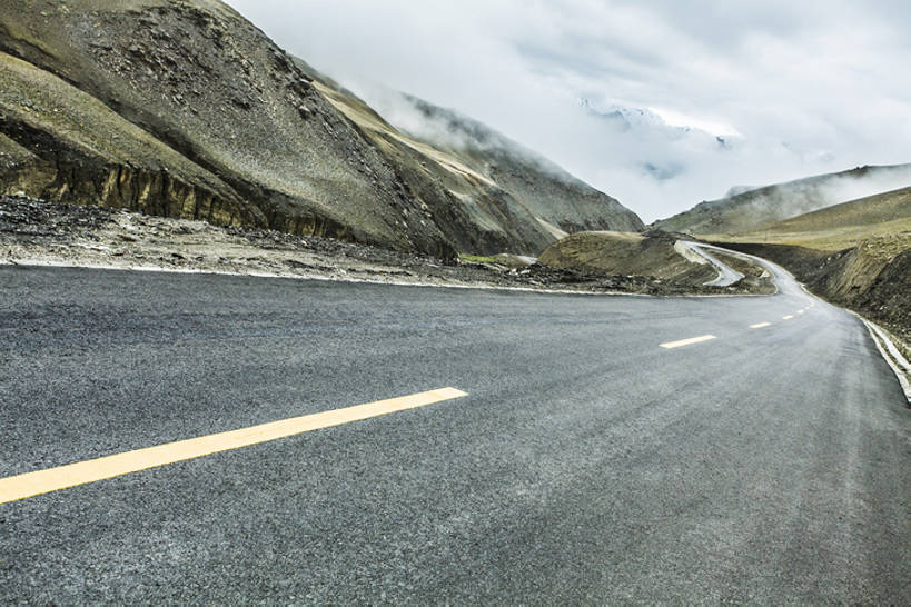 无人,横图,室外,白天,背景,旅游,度假,石头,美景,丘陵,山,山脉,雾,道路,高速公路,路,公路,中国,亚洲,曲折,弯曲,地形,景观,路边,山顶,山路,山坡,云,分界线,柏油马路,车道,地面,停车线,交通,倾斜,娱乐,西藏,风景,天空,自然,享受,休闲,陡峭,景色,放松,运输,摄影,蜿蜒,车行道,车行道分界线,宁静,柏油路,生态,干旱,贫瘠,自然风光,标线,干的,野地,沥青,东亚,车行线,地貌,坎坷,崎岖,罕见,地质学,荒僻,偏僻,偏远,遥远,自然地理,冷僻,冒险,荒地,岩石,马路,彩图,旅行,汽车广告背景图,bj175