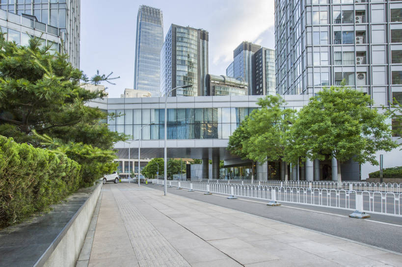 无人,栏杆,横图,室外,白天,背景,度假,石头,美景,城市风光,城市,道路,建筑,街道,路,公路,汽车,北京,中国,亚洲,石子,直线,地形,景观,路边,人行道,柏油马路,车道,交通,首都,娱乐,现代,树,绿色,风景,天空,享受,休闲,办公大楼,景色,放松,运输,摄影,建造,盲道,高,柏油路,都市风光,市区,沥青,东亚,发展,中华人民共和国,北京市,京,北平,华北地区,繁荣,金融区,石块,岩石,马路,彩图,高层建筑,北京CBD,北京商务中心区,中国北京大北窑,建筑结构,汽车广告背景图,bj175