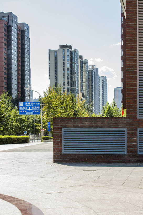 无人,竖图,室外,白天,背景,度假,商务,石头,美景,城市风光,城市,建筑,路,北京,日光,中国,亚洲,石子,墙,景观,地面,首都,娱乐,现代,砖墙,树,风景,天空,绿化带,享受,休闲,办公大楼,景色,放松,摄影,建造,都市风光,市区,东亚,发展,繁荣,金融区,石块,岩石,彩图,高层建筑,北京CBD,建筑结构,广角,大望路,汽车广告背景图,bj175