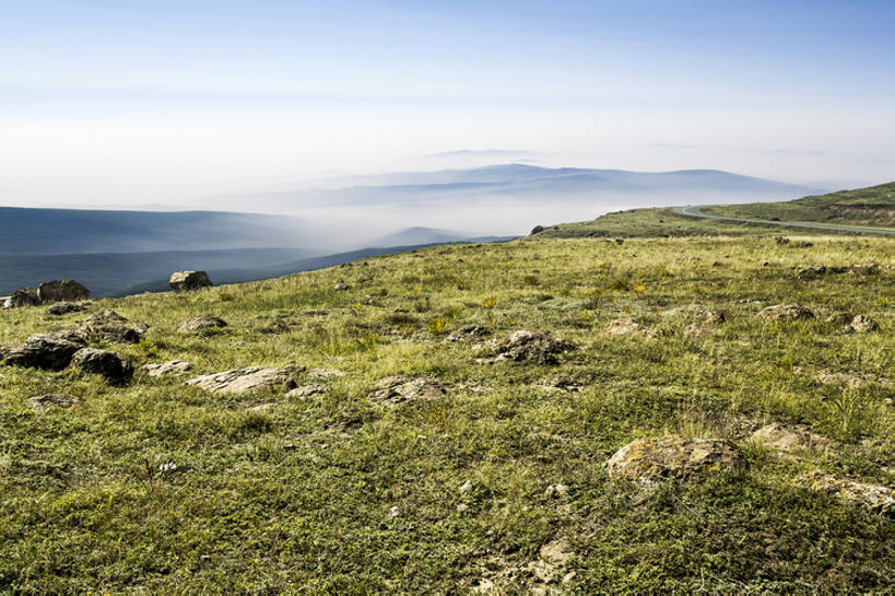 无人,横图,室外,白天,旅游,度假,草地,草原,石头,美景,丘陵,山,山脉,雾,标志建筑,地标,建筑,中国,亚洲,曲折,地平线,景观,云,建筑群,娱乐,建设,草,绿色,风景,天空,自然,享受,休闲,景色,放松,季节,摄影,宁静,环境,生态,自然风光,自然现象,东亚,地貌,河北省,张家口,坎坷,崎岖,自然地理,岩石,秋天,彩图,旅行,广角,张北县,bj175