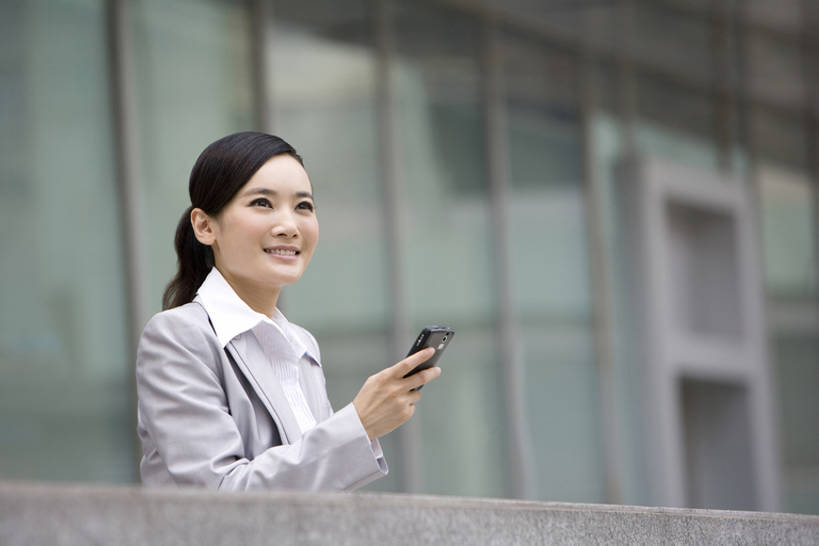 东方人,成年人,中年人,一个人,商务人士,商务女性,笑,微笑,露齿笑,横图,室外,白天,留白,侧面,仰视,衬衫,商务,通讯,成功,窗户,城市,摩天大楼,手机,中国,亚洲,仅一个女性,仅一个人,套装,拿着,注视,观察,看,仅一个中年女性,职业,办公大楼,观看,察看,便利,早晨,都市风光,关注,发短信,商务装,市区,工薪阶层,智能手机,东亚,北京市,无线电技术,金融区,女人,女性,中年女性,亚洲人,中国人,长发,白领,上班族,电话机,半身,彩图,低角度拍摄,北京CBD,办公室职员,电子记事本,bj175