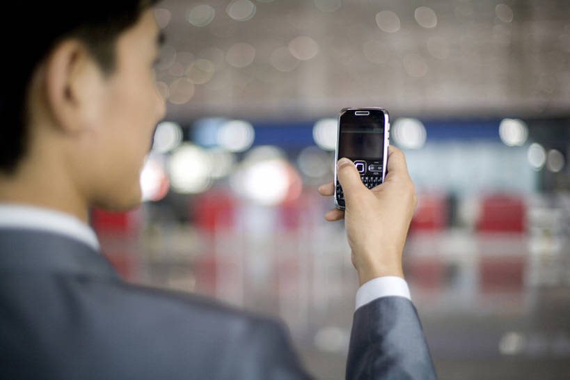 东方人,成年人,中年人,脸,头,脸颊,手,一个人,商务人士,商务男性,横图,室内,白天,留白,衬衫,商务,通讯,成功,技术,城市,手机,中国,亚洲,仅一个男性,仅一个人,仅一个中年男性,套装,拿着,肩膀,背面,看,职业,便利,早晨,都市风光,发短信,商务装,工薪阶层,智能手机,东亚,北京市,无线电技术,男人,男性,中年男性,亚洲人,中国人,头部,脸部,脸蛋,面部,白领,上班族,电话机,彩图,衬衣,办公室职员,电子记事本,一见钟情,bj175