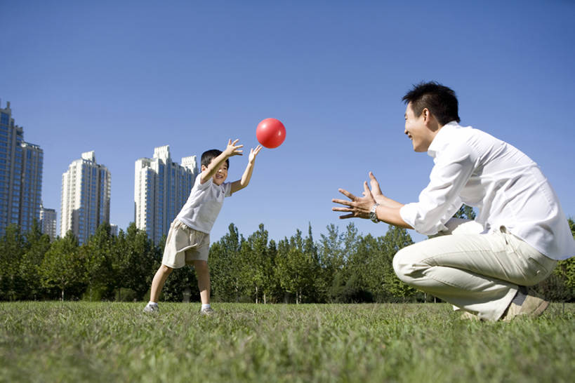 东方人,儿童,两个人,家庭,父母,父亲,儿子,站,笑,微笑,露齿笑,横图,竖图,室外,白天,侧面,游戏,快乐,兴奋,自由,纯洁,草地,城市,建筑,玩具,中国,亚洲,连接,庭院,田地,公寓,半空,玩,娱乐,刺激,草,树,小孩,停车,红色,蓝色,绿色,白色,天空,自然,社区,站着,休闲,健康,球体,温暖,温馨,父子,一家人,面对面,可爱,同意,童年,童趣,生活方式,活动,接,和睦,享乐,愉悦,越过,都市风光,发泄,关爱,消遣,智力,童真,东亚,烂漫,无邪,万里无云,北京市,宣泄,无忧无虑,天真,铁饼,男孩,男人,男性,年轻男性,亚洲人,中国人,孩子,年轻人,秋天,休闲活动,玩耍,嬉戏,站立,彩图,全身,爱,深情,融洽,男生,居住区,挨着,bj175