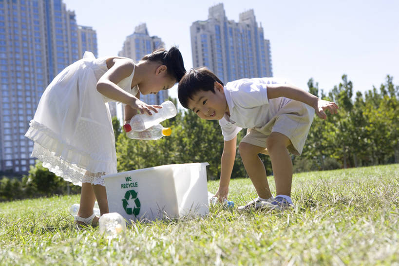 东方人,儿童,两个人,兄弟,姐妹,站,举,笑,微笑,露齿笑,横图,竖图,室外,白天,留白,侧面,旅游,度假,快乐,友谊,纯洁,合作,草地,草原,美景,建筑,指示牌,中国,亚洲,环保,标志,符号,文字,庭院,景观,田地,娱乐,标识,草,树,小孩,停车,绿色,白色,自然,瓶子,春天,托,站着,享受,休闲,健康,景色,放松,季节,可爱,童年,童趣,提,生活方式,能源,环境,回收,资源,提着,愉悦,自然风光,房地产,利用,童真,低碳,东亚,烂漫,无邪,循环,循环利用,环境保护,北京市,持续,责任,天真,男孩,男人,男性,女孩,女性,亚洲人,中国人,孩子,休闲活动,举起,举手,举着,向上举,向上伸,向上托,站立,彩图,全身,男生,居住区,太阳裙,挨着,回收桶,bj175