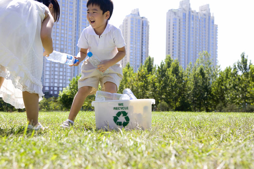 东方人,儿童,两个人,兄弟,姐妹,站,举,笑,微笑,露齿笑,横图,竖图,室外,白天,侧面,旅游,度假,快乐,纯洁,合作,草地,美景,城市,建筑,指示牌,中国,亚洲,环保,标志,符号,文字,庭院,景观,田地,公寓,娱乐,标识,草,树,小孩,停车,绿色,白色,自然,瓶子,托,站着,享受,休闲,健康,景色,放松,可爱,童年,童趣,提,生活方式,能源,环境,回收,资源,提着,都市风光,自然风光,房地产,利用,童真,低碳,东亚,烂漫,无邪,循环,循环利用,环境保护,北京市,持续,责任,天真,男孩,男人,男性,女孩,女性,亚洲人,中国人,孩子,休闲活动,举起,举手,举着,向上举,向上伸,向上托,站立,彩图,全身,男生,居住区,太阳裙,挨着,回收桶,bj175