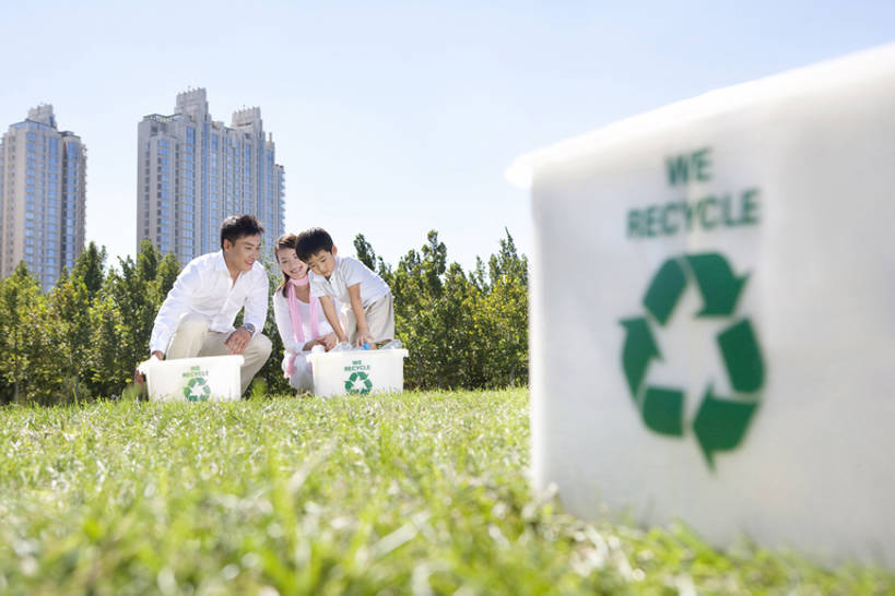 东方人,儿童,三个人,家庭,母亲,父亲,儿子,站,举,笑,微笑,露齿笑,横图,竖图,室外,白天,正面,旅游,度假,快乐,纯洁,合作,草地,美景,城市,建筑,指示牌,中国,亚洲,环保,标志,符号,文字,庭院,景观,田地,公寓,娱乐,标识,草,树,小孩,停车,绿色,白色,自然,社区,托,站着,享受,休闲,健康,温暖,温馨,一家人,景色,放松,可爱,同意,童年,童趣,提,生活方式,能源,环境,回收,和睦,资源,提着,都市风光,自然风光,房地产,利用,童真,低碳,东亚,烂漫,无邪,循环,循环利用,环境保护,北京市,持续,责任,天真,男孩,男人,男性,年轻男性,年轻女性,女性,亚洲人,中国人,孩子,年轻人,休闲活动,举起,举手,举着,向上举,向上伸,向上托,站立,彩图,全身,融洽,男生,居住区,太阳裙,挨着,回收桶,bj175