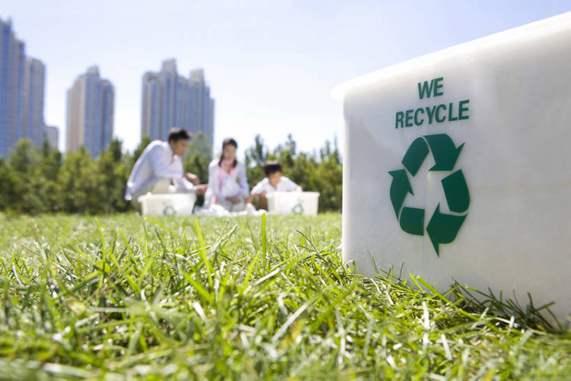 东方人,儿童,三个人,家庭,母亲,父亲,儿子,站,举,横图,竖图,室外,白天,正面,旅游,度假,纯洁,合作,草地,美景,城市,建筑,指示牌,中国,亚洲,环保,标志,符号,文字,庭院,景观,田地,公寓,娱乐,标识,草,树,小孩,停车,绿色,白色,自然,社区,托,站着,享受,休闲,健康,温暖,温馨,一家人,景色,放松,可爱,同意,童年,童趣,提,生活方式,能源,环境,回收,和睦,资源,提着,都市风光,自然风光,利用,童真,低碳,东亚,烂漫,无邪,循环,循环利用,环境保护,北京市,持续,责任,天真,男孩,男人,男性,年轻男性,年轻女性,女性,亚洲人,中国人,孩子,年轻人,休闲活动,举起,举手,举着,向上举,向上伸,向上托,站立,彩图,全身,融洽,男生,居住区,太阳裙,回收桶,bj175