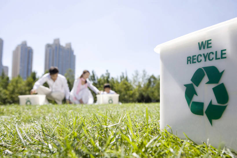 东方人,儿童,三个人,家庭,母亲,父亲,儿子,站,举,横图,竖图,室外,白天,正面,旅游,度假,纯洁,合作,草地,美景,城市,建筑,指示牌,中国,亚洲,环保,标志,符号,文字,庭院,景观,田地,公寓,娱乐,标识,草,树,小孩,停车,绿色,白色,自然,社区,托,站着,享受,休闲,健康,温暖,温馨,一家人,景色,放松,可爱,同意,童年,童趣,提,生活方式,能源,环境,回收,和睦,资源,提着,都市风光,自然风光,利用,童真,低碳,东亚,烂漫,无邪,循环,循环利用,环境保护,北京市,持续,责任,天真,男孩,男人,男性,年轻男性,年轻女性,女性,亚洲人,中国人,孩子,年轻人,休闲活动,举起,举手,举着,向上举,向上伸,向上托,站立,彩图,全身,融洽,男生,居住区,太阳裙,回收桶,bj175