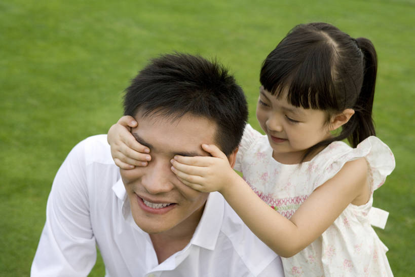 东方人,儿童,两个人,家庭,父母,父亲,女儿,站,笑,摸,微笑,露齿笑,横图,竖图,俯视,室外,白天,留白,正面,旅游,度假,游戏,快乐,兴奋,自由,纯洁,草地,草原,美景,中国,亚洲,抚摸,连接,庭院,景观,玩,娱乐,刺激,草,小孩,绿色,自然,社区,春天,站着,享受,休闲,健康,温暖,温馨,父女,一家人,景色,放松,季节,可爱,童年,童趣,遮,遮掩,生活方式,活动,和睦,掩盖,享乐,遮挡,愉悦,发泄,关爱,消遣,智力,自然风光,亲情,童真,东亚,烂漫,无邪,遮盖,北京市,宣泄,掩饰,无忧无虑,天真,男孩,男人,男性,年轻男性,女孩,女性,亚洲人,中国人,孩子,年轻人,休闲活动,触摸,接触,玩耍,嬉戏,站立,半身,彩图,高角度拍摄,爱,欢乐,深情,融洽,男生,挨着,bj175