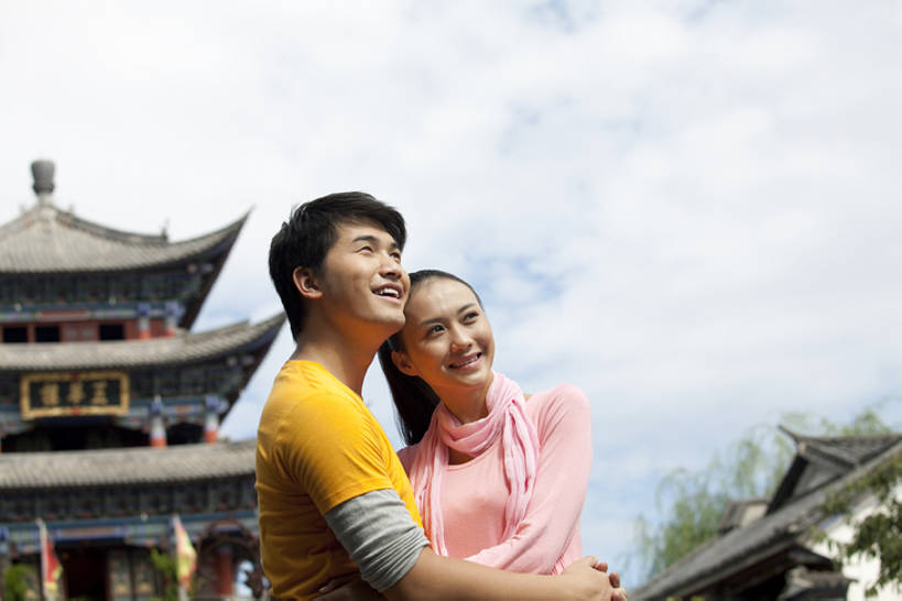 东方人,成年人,两个人,夫妻,站,笑,微笑,露齿笑,横图,竖图,室外,白天,留白,侧面,爱情,旅游,度假,快乐,探险,自由,友谊,建筑,中国,亚洲,行人,游客,游人,连接,大门,屋顶,古城,围墙,塔,浪漫,T恤,注视,休闲装,历史,娱乐,宝塔,路人,旅客,蓝色,天空,围巾,地标建筑,社区,观察,看,享受,休闲,休闲服,恩爱,放松,探索,搭,约会,恋人,观看,察看,享乐,愉悦,搭着,都市风光,关爱,关注,中国文化,东亚,远古,云南省,异性恋,过客,无忧无虑,达利,男人,男性,年轻男性,年轻女性,女人,女性,亚洲人,中国人,年轻人,夫妇,情侣,休闲活动,拥抱,半身,彩图,旅行,爱,欢乐,深情,伴侣,传统文化,美人,挨着,bj175