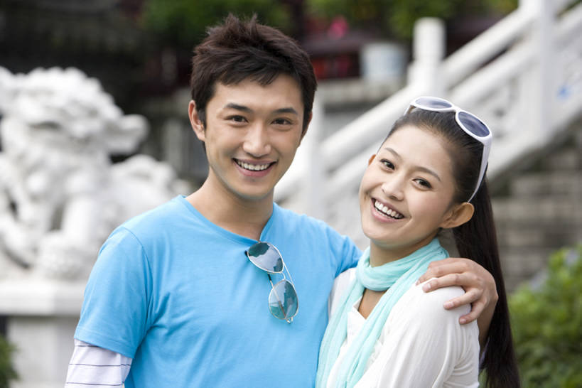 东方人,成年人,脸,头,脸颊,两个人,夫妻,站,笑,微笑,露齿笑,横图,竖图,室外,白天,留白,正面,爱情,旅游,度假,快乐,自由,友谊,建筑,雕塑,中国,亚洲,行人,游客,游人,连接,装饰,雕像,古城,浪漫,T恤,注视,休闲装,历史,娱乐,路人,旅客,肩膀,太阳镜,围巾,地标建筑,社区,观察,看,享受,休闲,休闲服,恩爱,放松,搭,约会,恋人,观看,踏步,察看,享乐,愉悦,搭着,都市风光,关爱,关注,中国文化,东亚,远古,云南省,异性恋,过客,无忧无虑,达利,男人,男性,年轻男性,年轻女性,女人,女性,亚洲人,中国人,年轻人,头部,脸部,脸蛋,面部,夫妇,情侣,休闲活动,拥抱,彩图,旅行,爱,欢乐,深情,伴侣,传统文化,美人,挨着,bj175