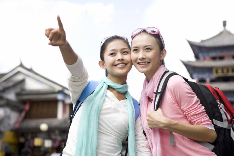 东方人,成年人,一个人,两个人,站,笑,微笑,露齿笑,横图,竖图,室外,白天,留白,正面,仰视,旅游,度假,快乐,兴奋,探险,自由,友谊,建筑,中国,亚洲,仅一个年轻女性,仅一个女性,仅一个人,行人,游客,游人,连接,并排,古城,塔,T恤,注视,休闲装,历史,娱乐,宝塔,路人,旅客,刺激,蓝色,天空,背包,太阳镜,围巾,地标建筑,社区,背着,观察,看,享受,休闲,休闲服,放松,探索,观看,指导,察看,享乐,愉悦,都市风光,关注,中国文化,瞄准,东亚,远古,背包客,云南省,万里无云,过客,无忧无虑,达利,冒险,年轻女性,女人,女性,亚洲人,中国人,年轻人,休闲活动,半身,彩图,低角度拍摄,旅行,欢乐,传统文化,美人,闺密,挨着,股票行情,bj175