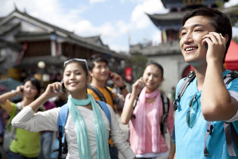 东方人,成年人,站,举,笑,打电话,微笑,露齿笑,横图,室外,白天,侧面,仰视,旅游,度假,讨论,快乐,满意,通讯,兴奋,探险,自由,友谊,信心,技术,建筑,手机,中国,亚洲,五个人,行人,游客,游人,古城,塔,T恤,拿着,注视,休闲装,历史,娱乐,宝塔,路人,旅客,刺激,蓝色,天空,太阳镜,围巾,地标建筑,社区,观察,看,托,享受,休闲,休闲服,放松,探索,观看,察看,便利,享乐,愉悦,都市风光,关注,中国文化,智能手机,东亚,远古,背包客,云南省,万里无云,无线电技术,过客,无忧无虑,达利,冒险,男人,男性,年轻男性,年轻女性,女人,女性,亚洲人,中国人,年轻人,休闲活动,举起,举手,举着,向上举,向上伸,向上托,半身,彩图,低角度拍摄,旅行,欢乐,传统文化,挨着,一见钟情,bj175