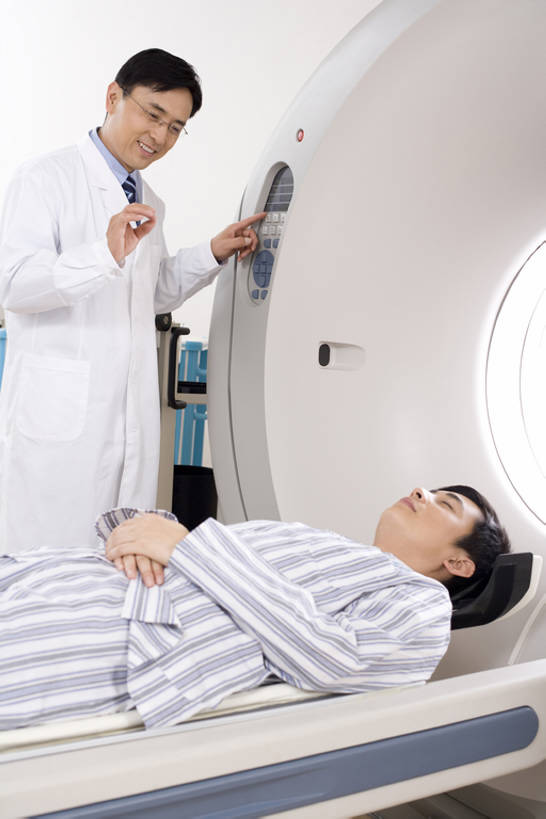 东方人,成年人,中年人,老年人,两个人,医生,病人,医院,躺,笑,微笑,露齿笑,竖图,白天,侧面,工作服,制服,快乐,技术,昆明,中国,亚洲,捆扎,连接,准备,条纹,检查,眼镜,云南,医护人员,医疗人员,职业,健康,生病,服务,技巧,支撑,控制,体检,医疗,医疗设备,关爱,近景,手艺,医疗器械,东亚,实验服,MRI扫描仪,工作制服,技能,技艺,信任,老年男性,男人,男性,年轻男性,亚洲人,中国人,年轻人,大夫,技术员,闭着眼睛,仰卧,彩图,工作套服,妙技,本领,门诊部,体格检查,bj175