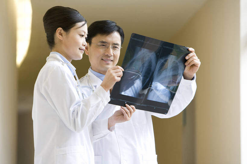 东方人,成年人,中年人,老年人,两个人,医生,医院,笑,微笑,露齿笑,横图,x光片,白天,侧面,工作服,制服,快乐,成功,团队,信心,机器,技术,昆明,中国,亚洲,捆扎,准备,研究,分析,辐射,科学,医学,眼镜,走廊,拿着,设备,云南,看,医护人员,医疗人员,职业,技巧,医疗,专心,科学技术,x射线,手艺,x光,核磁共振,合伙,东亚,核磁共振成像,实验服,磁共振成像,核磁共振技术,技能,技艺,认真,老年男性,男人,男性,年轻女性,女人,女性,亚洲人,中国人,年轻人,大夫,技术员,半身,彩图,妙技,电磁波,电磁辐射,本领,专家,bj175