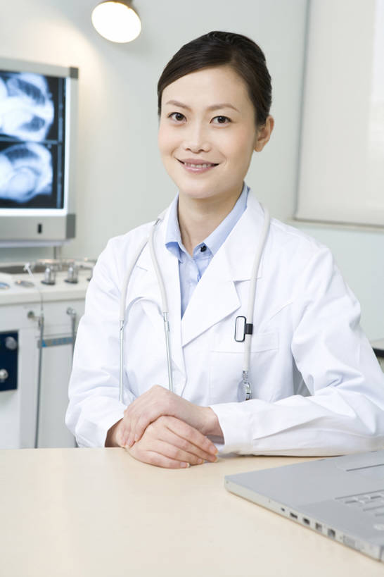 东方人,成年人,一个人,医生,医院,握手,笑,微笑,露齿笑,竖图,x光片,白天,正面,工作服,快乐,信心,机器,昆明,中国,亚洲,仅一个年轻女性,仅一个女性,仅一个人,研究,辐射,科学,医学,注视,设备,云南,观察,看,医护人员,医疗人员,职业,观看,权威,察看,医疗,专心,科学技术,x射线,领导,关注,x光,核磁共振,东亚,核磁共振成像,实验服,科学实验,磁共振成像,核磁共振技术,把握,年轻女性,女人,女性,亚洲人,中国人,年轻人,大夫,技术员,搀手,拉手,手拉手,手握手,半身,彩图,电磁波,电磁辐射,掌控,专家,bj175