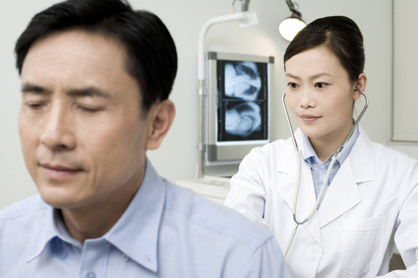 东方人,成年人,中年人,老年人,脸,头,脸颊,两个人,医生,病人,护士,医院,坐,横图,x光片,白天,正面,工作服,制服,机器,昆明,中国,亚洲,连接,检查,辐射,科学,医学,依靠,设备,云南,肩膀,听诊器,医护人员,医疗人员,职业,健康,生病,服务,皱眉头,支撑,控制,体检,医疗,专心,科学技术,x射线,关爱,消极,痛苦,听诊,x光,核磁共振,东亚,核磁共振成像,实验服,磁共振成像,核磁共振技术,担心,认真,信任,老年男性,男人,男性,年轻女性,女人,女性,亚洲人,中国人,年轻人,头部,脸部,脸蛋,面部,大夫,技术员,闭着眼睛,彩图,电磁波,电磁辐射,体格检查,bj175