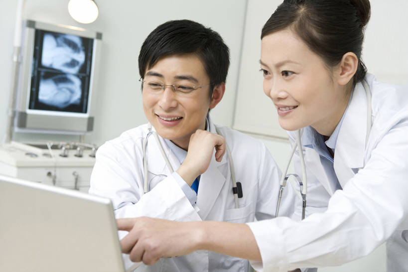 东方人,成年人,脸,头,脸颊,两个人,医生,医院,笑,微笑,露齿笑,横图,白天,正面,工作服,讨论,快乐,通讯,合作,团队,笔记本电脑,技术,昆明,中国,亚洲,敲打,研究,科学,输入,云南,肩膀,听诊器,打字,教,医护人员,医疗人员,职业,灯箱,技巧,点击,支撑,敲击,医疗,专心,瞄准,出示,手艺,合伙,东亚,实验服,技能,技艺,按键,计算机,男人,男性,年轻男性,年轻女性,女人,女性,亚洲人,中国人,年轻人,头部,脸部,脸蛋,面部,大夫,技术员,彩图,妙技,本领,专家,bj175