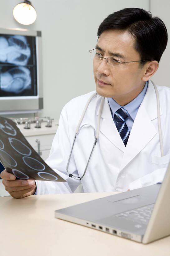 东方人,成年人,中年人,老年人,一个人,医生,科学家,医院,坐,竖图,白天,正面,工作服,智慧,机器,笔记本电脑,技术,昆明,中国,亚洲,仅一个男性,仅一个人,仅一个中年男性,研究,分析,科学,医学,眼镜,拿着,设备,云南,看,医护人员,医疗人员,职业,想,灯箱,技巧,权威,医疗,专心,决心,手艺,核磁共振,东亚,核磁共振成像,实验服,科学实验,磁共振成像,核磁共振技术,技能,技艺,担心,认真,计算机,老年男性,男人,男性,中年男性,亚洲人,中国人,大夫,技术员,半身,彩图,妙技,本领,专家,bj175