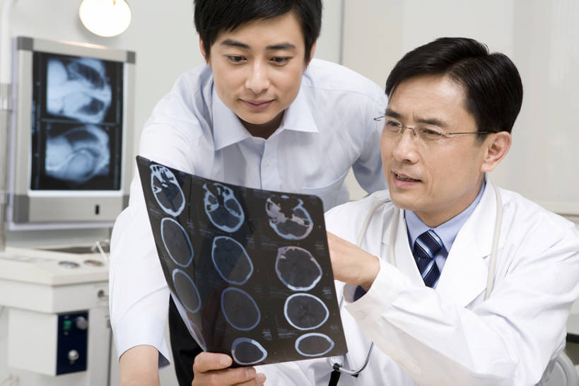 东方人,成年人,中年人,老年人,两个人,医生,科学家,医院,笑,微笑,露齿笑,横图,白天,正面,工作服,讨论,快乐,通讯,机器,技术,昆明,中国,亚洲,连接,准备,研究,分析,科学,医学,眼镜,拿着,注视,设备,云南,观察,教,看,医护人员,医疗人员,职业,健康,灯箱,观看,技巧,支撑,控制,察看,医疗,专心,关注,出示,手艺,核磁共振,东亚,核磁共振成像,实验服,科学实验,磁共振成像,核磁共振技术,技能,技艺,信任,老年男性,男人,男性,年轻男性,亚洲人,中国人,年轻人,大夫,技术员,半身,彩图,妙技,本领,专家,bj175