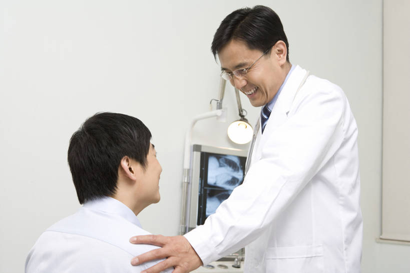 东方人,成年人,中年人,老年人,两个人,医生,医院,笑,微笑,露齿笑,横图,x光片,白天,工作服,讨论,快乐,通讯,成功,合作,机器,技术,昆明,中国,亚洲,连接,准备,检查,辐射,科学,医学,眼镜,设备,云南,背面,社区,医护人员,医疗人员,职业,健康,面对面,搭,技巧,支撑,控制,体检,医疗,科学技术,x射线,搭着,手艺,x光,核磁共振,东亚,核磁共振成像,实验服,磁共振成像,核磁共振技术,技能,技艺,信任,老年男性,男人,男性,年轻男性,亚洲人,中国人,年轻人,大夫,技术员,触摸,半身,彩图,妙技,电磁波,电磁辐射,本领,好消息,体格检查,专家,bj175