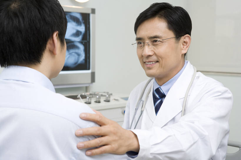 东方人,成年人,中年人,老年人,两个人,医生,医院,笑,微笑,露齿笑,横图,x光片,白天,工作服,讨论,快乐,通讯,成功,信心,机器,技术,昆明,中国,亚洲,连接,准备,检查,辐射,科学,医学,眼镜,设备,云南,背面,社区,医护人员,医疗人员,职业,健康,面对面,搭,技巧,支撑,控制,体检,医疗,科学技术,x射线,搭着,手艺,x光,核磁共振,东亚,核磁共振成像,实验服,磁共振成像,核磁共振技术,技能,技艺,信任,老年男性,男人,男性,年轻男性,亚洲人,中国人,年轻人,大夫,技术员,触摸,半身,彩图,妙技,电磁波,电磁辐射,本领,好消息,体格检查,专家,bj175