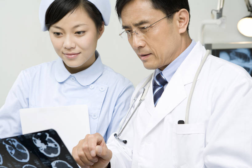 东方人,成年人,中年人,老年人,两个人,医生,护士,医院,微笑,横图,x光片,白天,正面,工作服,制服,讨论,快乐,通讯,合作,团队,机器,技术,昆明,中国,亚洲,研究,并排,辐射,科学,医学,眼镜,拿着,注视,设备,云南,观察,教,看,医护人员,医疗人员,职业,想,观看,技巧,支撑,察看,医疗,科学技术,x射线,关注,出示,手艺,x光,核磁共振,合伙,东亚,核磁共振成像,实验服,磁共振成像,核磁共振技术,工作制服,技能,技艺,担心,认真,老年男性,男人,男性,年轻女性,女人,女性,亚洲人,中国人,年轻人,大夫,技术员,半身,彩图,工作套服,妙技,电磁波,电磁辐射,本领,专家,bj175