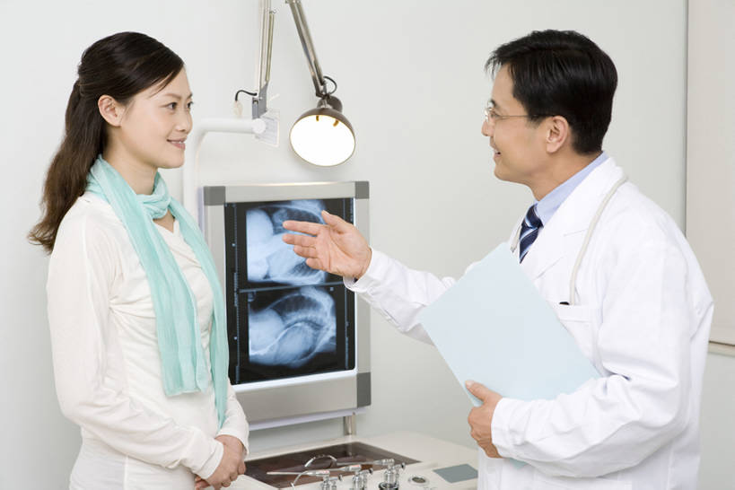 东方人,成年人,中年人,老年人,两个人,医生,病人,医院,笑,微笑,露齿笑,横图,x光片,白天,侧面,工作服,讨论,快乐,通讯,机器,技术,昆明,中国,亚洲,连接,准备,检查,辐射,科学,医学,眼镜,拿着,设备,云南,医护人员,医疗人员,职业,健康,面对面,服务,技巧,支撑,控制,体检,医疗,医疗设备,科学技术,x射线,关爱,手艺,医疗器械,x光,核磁共振,东亚,核磁共振成像,实验服,磁共振成像,核磁共振技术,技能,技艺,信任,老年男性,男人,男性,年轻女性,女人,女性,亚洲人,中国人,年轻人,大夫,技术员,半身,彩图,妙技,电磁波,电磁辐射,本领,好消息,体格检查,专家,bj175