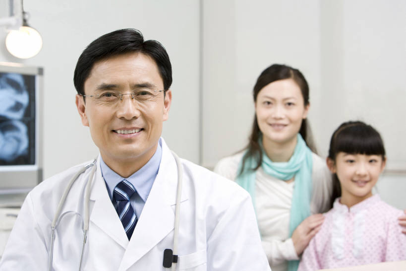 东方人,儿童,中年人,老年人,三个人,母亲,女儿,医生,病人,医院,站,笑,微笑,露齿笑,横图,竖图,白天,正面,工作服,快乐,纯洁,技术,昆明,中国,亚洲,连接,准备,检查,眼镜,注视,云南,小孩,社区,观察,看,站着,医护人员,医疗人员,职业,健康,母女,可爱,童年,童趣,搭,灯箱,观看,技巧,支撑,控制,体检,察看,医疗,搭着,关爱,关注,手艺,童真,东亚,烂漫,无邪,实验服,技能,技艺,天真,信任,老年男性,男孩,男人,男性,年轻女性,女孩,女人,女性,亚洲人,中国人,孩子,年轻人,大夫,站立,半身,彩图,深情,妙技,男生,本领,体格检查,专家,bj175