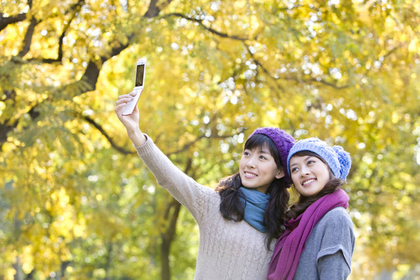 东方人,成年人,一个人,两个人,举,笑,微笑,露齿笑,横图,竖图,室外,白天,留白,正面,仰视,毛衣,旅游,度假,快乐,通讯,友谊,技术,美景,帽子,手机,叶子,中国,亚洲,仅一个年轻女性,仅一个女性,仅一个人,连接,景观,拿着,休闲装,娱乐,树,拍照,停车,黄色,自然,围巾,社区,托,享受,休闲,景色,放松,享乐,自然风光,户外活动,东亚,北京市,编织帽,无线电技术,年轻女性,女人,女性,亚洲人,中国人,年轻人,电话机,秋天,休闲活动,举起,举手,举着,向上举,向上伸,向上托,半身,彩图,低角度拍摄,林区,闺密,挨着,一见钟情,bj175