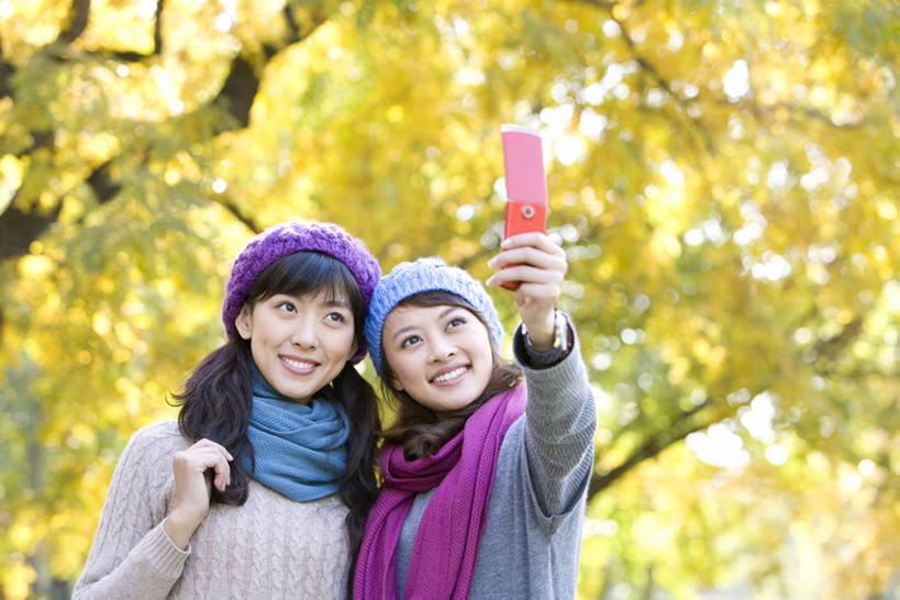 东方人,成年人,一个人,两个人,举,笑,微笑,露齿笑,横图,竖图,室外,白天,留白,正面,仰视,毛衣,旅游,度假,快乐,通讯,友谊,技术,美景,帽子,手机,叶子,中国,亚洲,仅一个年轻女性,仅一个女性,仅一个人,连接,景观,拿着,休闲装,娱乐,树,拍照,停车,黄色,自然,围巾,社区,托,享受,休闲,景色,放松,享乐,自然风光,户外活动,东亚,北京市,编织帽,无线电技术,年轻女性,女人,女性,亚洲人,中国人,年轻人,电话机,秋天,休闲活动,举起,举手,举着,向上举,向上伸,向上托,半身,彩图,低角度拍摄,林区,闺密,挨着,一见钟情,bj175