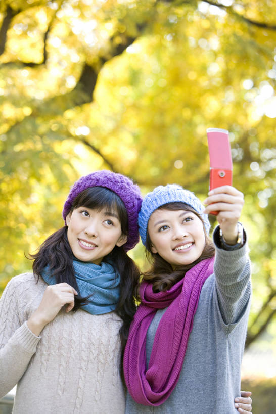 东方人,成年人,一个人,两个人,举,笑,微笑,露齿笑,竖图,室外,白天,留白,正面,仰视,毛衣,旅游,度假,快乐,通讯,友谊,技术,美景,帽子,手机,叶子,中国,亚洲,仅一个年轻女性,仅一个女性,仅一个人,连接,景观,拿着,休闲装,娱乐,树,拍照,停车,黄色,自然,围巾,社区,托,享受,休闲,景色,放松,享乐,自然风光,户外活动,东亚,北京市,编织帽,无线电技术,年轻女性,女人,女性,亚洲人,中国人,年轻人,电话机,秋天,休闲活动,举起,举手,举着,向上举,向上伸,向上托,半身,彩图,低角度拍摄,林区,闺密,挨着,一见钟情,bj175