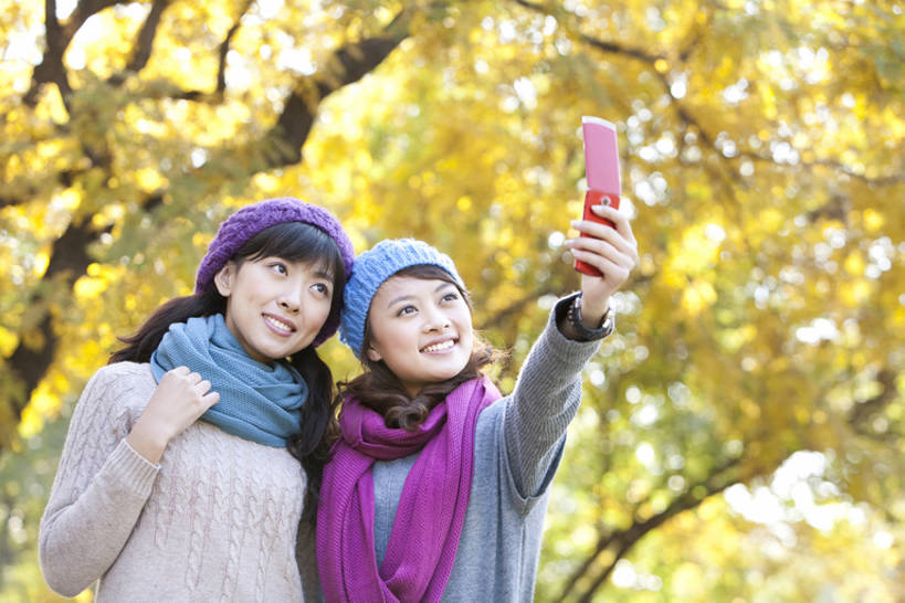 东方人,成年人,一个人,两个人,举,笑,微笑,露齿笑,横图,竖图,室外,白天,留白,正面,仰视,毛衣,旅游,度假,快乐,通讯,友谊,技术,美景,帽子,手机,叶子,中国,亚洲,仅一个年轻女性,仅一个女性,仅一个人,连接,景观,拿着,休闲装,娱乐,树,拍照,停车,黄色,自然,围巾,社区,托,享受,休闲,景色,放松,享乐,自然风光,户外活动,东亚,北京市,编织帽,无线电技术,年轻女性,女人,女性,亚洲人,中国人,年轻人,电话机,秋天,休闲活动,举起,举手,举着,向上举,向上伸,向上托,半身,彩图,低角度拍摄,林区,闺密,挨着,一见钟情,bj175