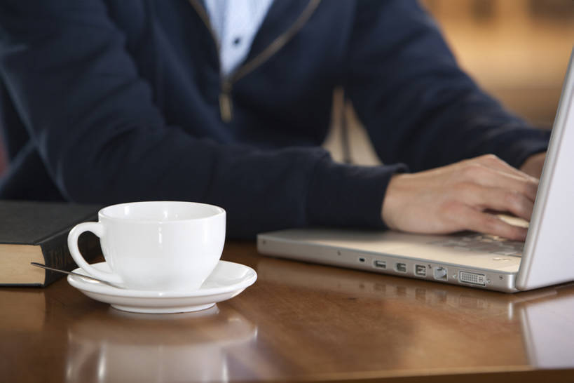 咖啡,东方人,成年人,手,一个人,坐,横图,室内,通讯,笔记本电脑,互联网,技术,桌子,中国,亚洲,仅一个男性,仅一个人,敲打,咖啡杯,休闲装,输入,饮食,仅一个年轻男性,打字,休闲,放松,生活方式,点击,敲击,部分,便利,都市风光,网上冲浪,东亚,北京市,无线电技术,按键,男人,男性,年轻男性,亚洲人,中国人,年轻人,书,彩图,咖啡馆,一见钟情,bj175