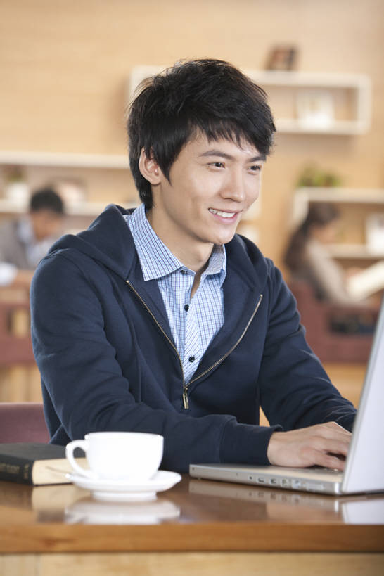 咖啡,东方人,成年人,脸,头,脸颊,三个人,坐,笑,微笑,露齿笑,竖图,室内,通讯,笔记本电脑,互联网,技术,桌子,中国,亚洲,敲打,咖啡杯,休闲装,输入,饮食,肩膀,打字,休闲,放松,生活方式,点击,敲击,便利,享乐,都市风光,网上冲浪,东亚,北京市,无线电技术,无忧无虑,按键,男人,男性,年轻男性,年轻女性,女人,女性,亚洲人,中国人,年轻人,头部,脸部,脸蛋,面部,书,彩图,欢乐,咖啡馆,一见钟情,bj175