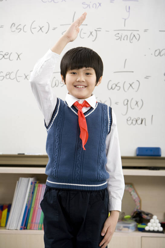 东方人,儿童,少年,一个人,学生,学校,教学楼,站,举,微笑,竖图,室内,纯洁,信心,中国,亚洲,背心,教育,注视,领巾,校园,小孩,红色,白板,观察,看,托,教室,校服,可爱,同意,童年,童趣,观看,察看,敬礼,知识,享乐,关注,问候,童真,东亚,烂漫,无邪,北京市,天真,团结,男孩,亚洲人,中国人,孩子,举起,举手,举着,向上举,向上伸,向上托,半身,彩图,教学大楼,小学,男生,小学生,bj175